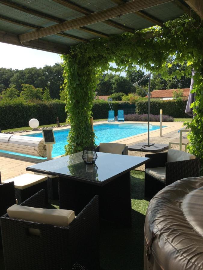 La Chambre Des Amis Parthenay Exterior photo